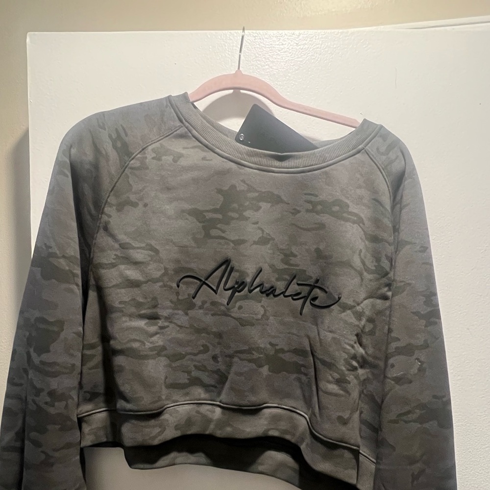 Alphalete green camo crop sweatshirt